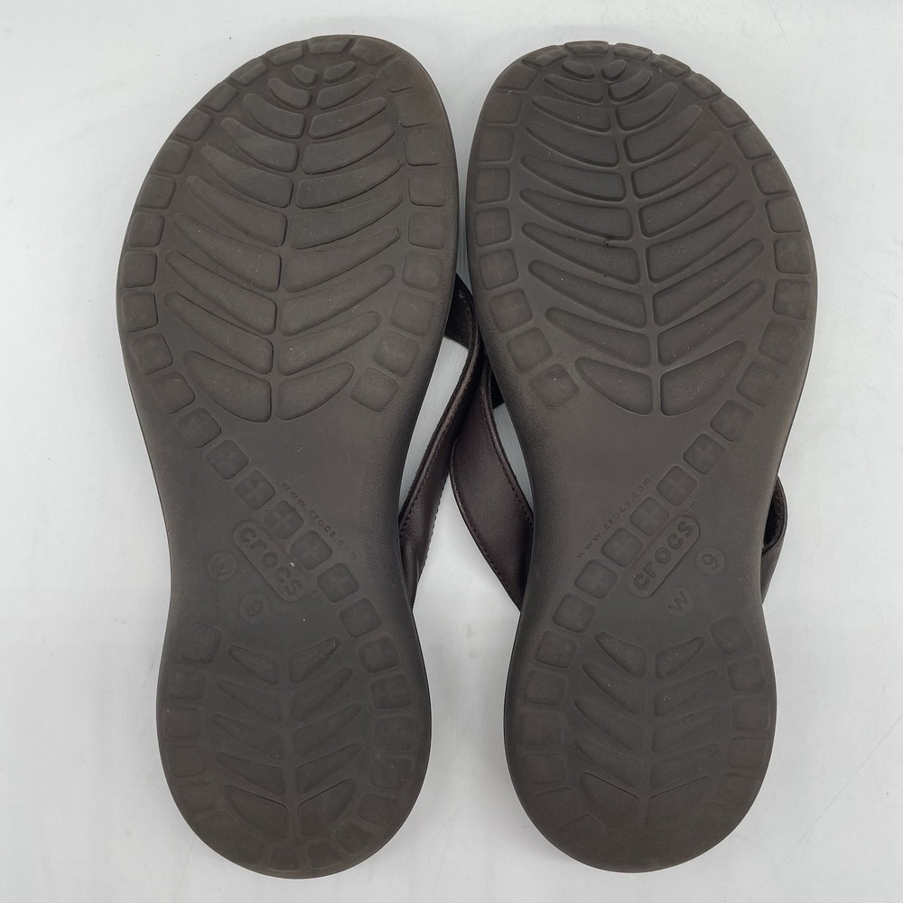 Crocs Womens 9 Sandals Capri Dark Brown Leather Dual Comfort V Flip Flops 202502 - Picture 7 of 10